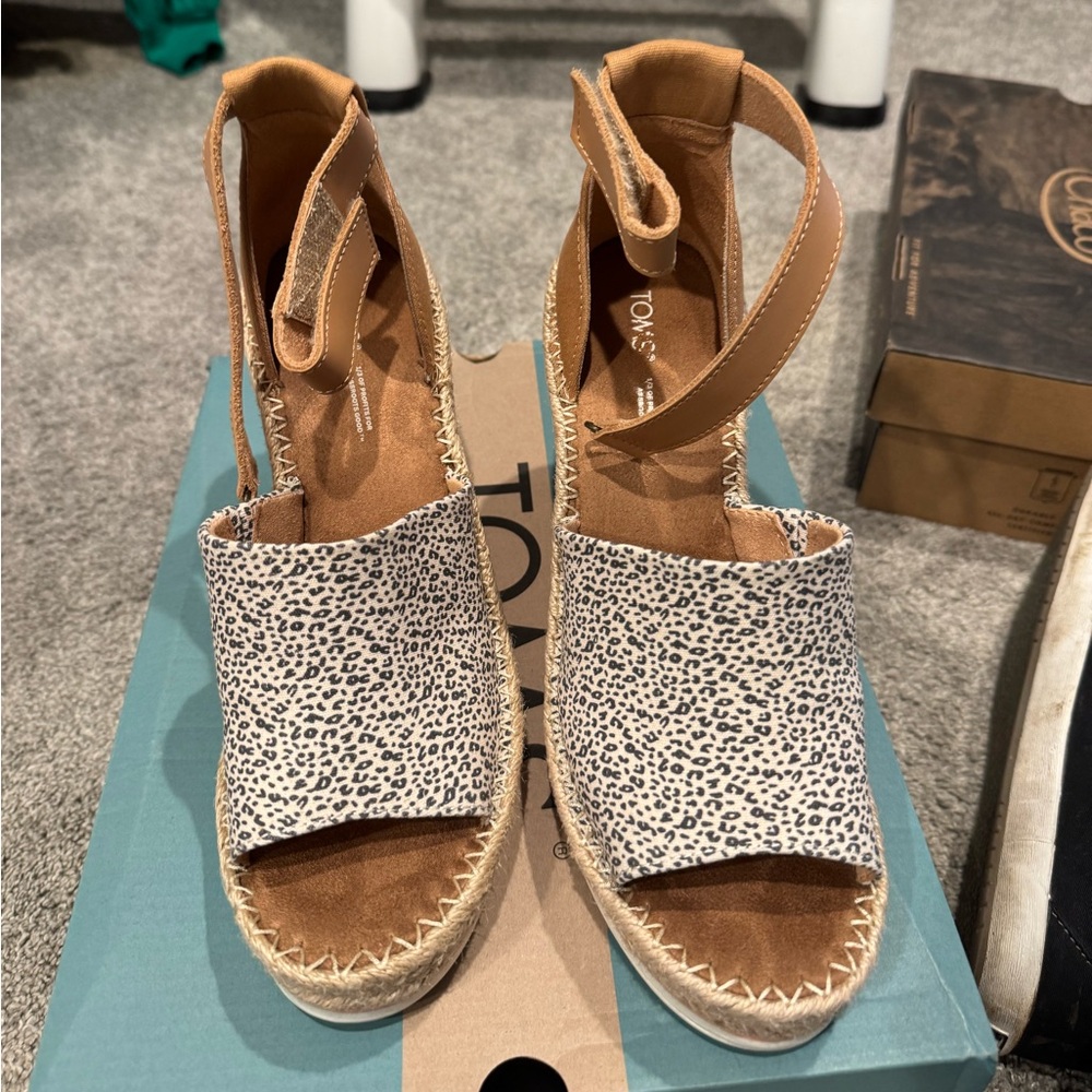 Women’s Tom’s wedges Marisol natural mini leopard canvas size 9